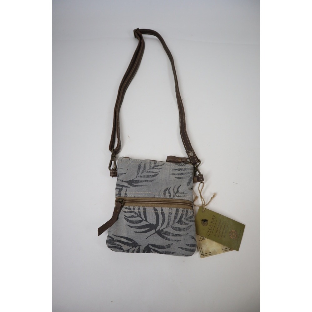 Clea Ray Leaf Front Passport‎ Bag